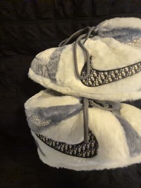 Nike Women's White and Gray Plush Slippers